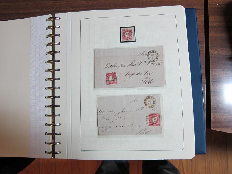 0019 (81).JPG -     Lote:    19      Marcofilia      Lotes Especiais       Descrição:         Portugal. Colecção especializada de carimbos de duplo círculo, tipo 1852, montada em 4 álbuns Lindner, com selos de diversas emissões e cartas, com estudo minucioso de cada marca. Lote a ver.         Lote       Valor Base:     &euro; 2.500,00     Valor Venda:     Retirado     